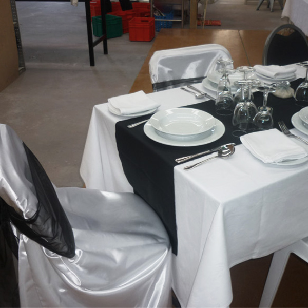 Black table runners & white/black table cloth