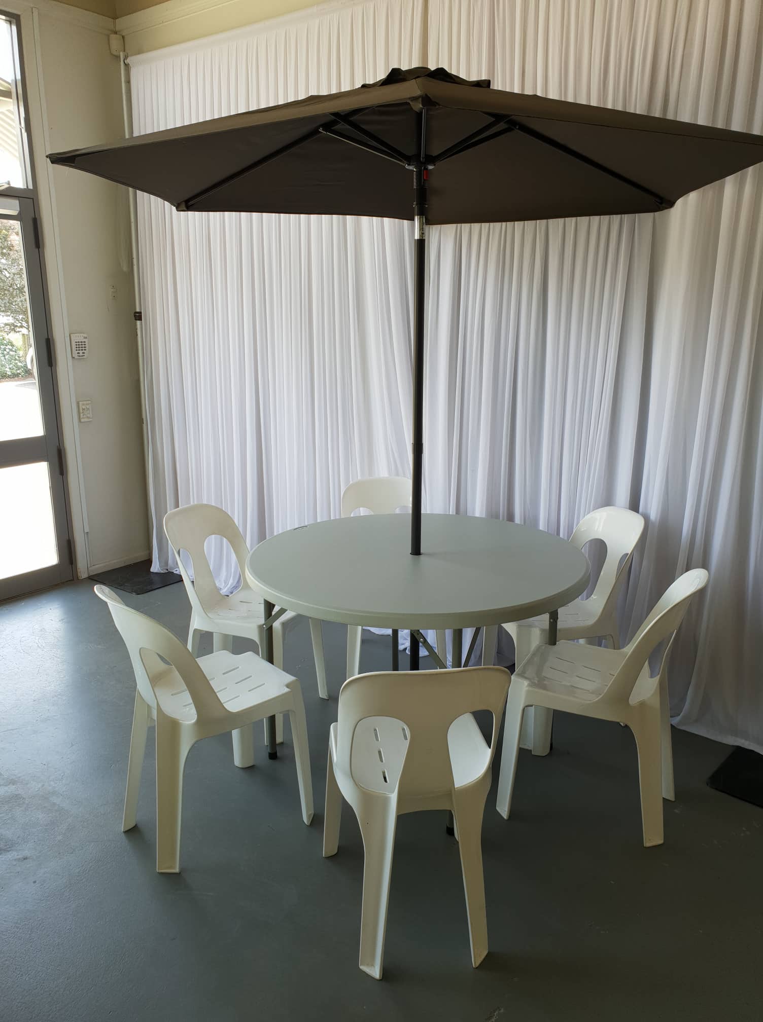 4 foot round table with umbrella